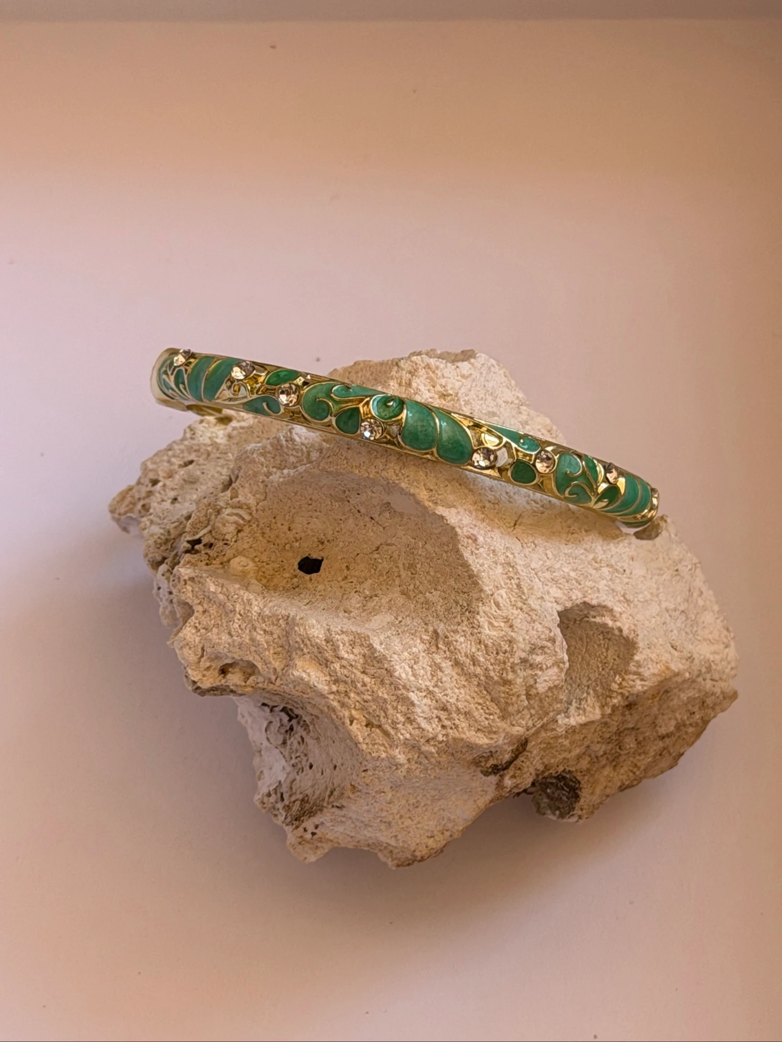 Bracelet jonc doré vert avec strass